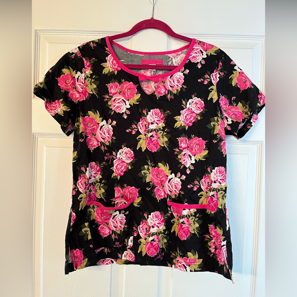 Betsey Johnson Pink Roses Scrub Top (L)